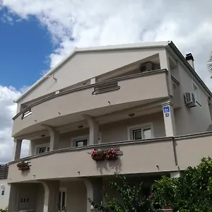 juric-apartments.hotelinzadar.com/