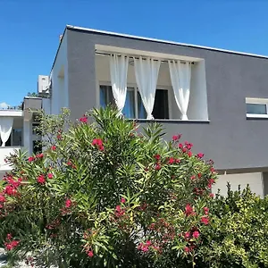 apartments-dora-bibinje.hotelinzadar.com/